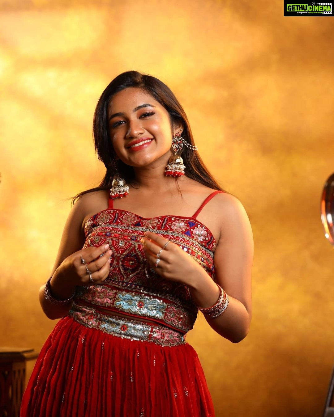 Raveena Daha Instagram - Birthday series β€οΈ . Makeup and hair : @nikvika_bridal_makeover π . Photography: @studiodk__ π₯π . Birthday party decorations π₯³: @alana_makeupstudio πΊπ . #birthday #happy18