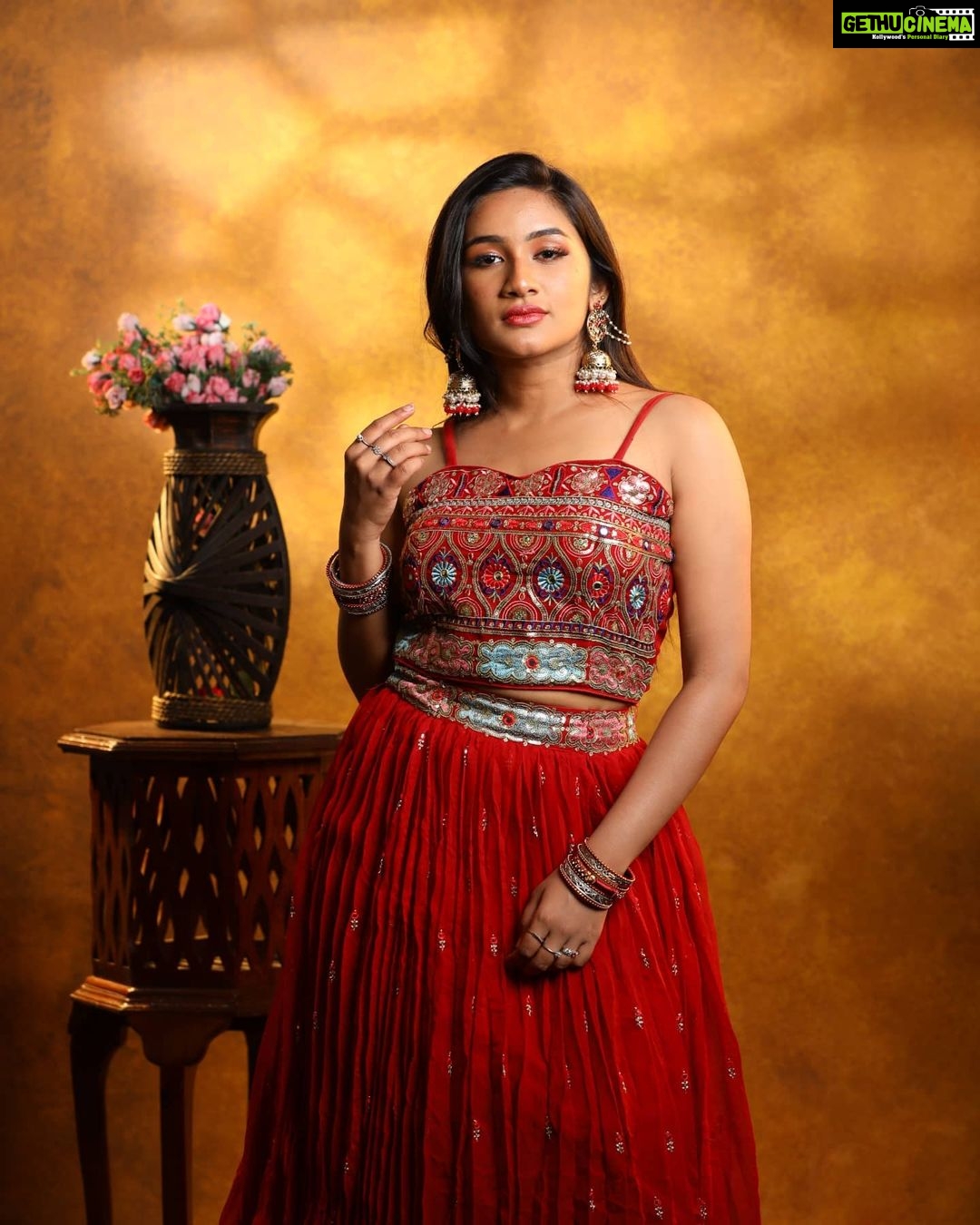 Raveena Daha Instagram - Birthday series β€οΈ . Makeup and hair : @nikvika_bridal_makeover π . Photography: @studiodk__ π₯π . Birthday party decorations π₯³: @alana_makeupstudio πΊπ . #birthday #happy18