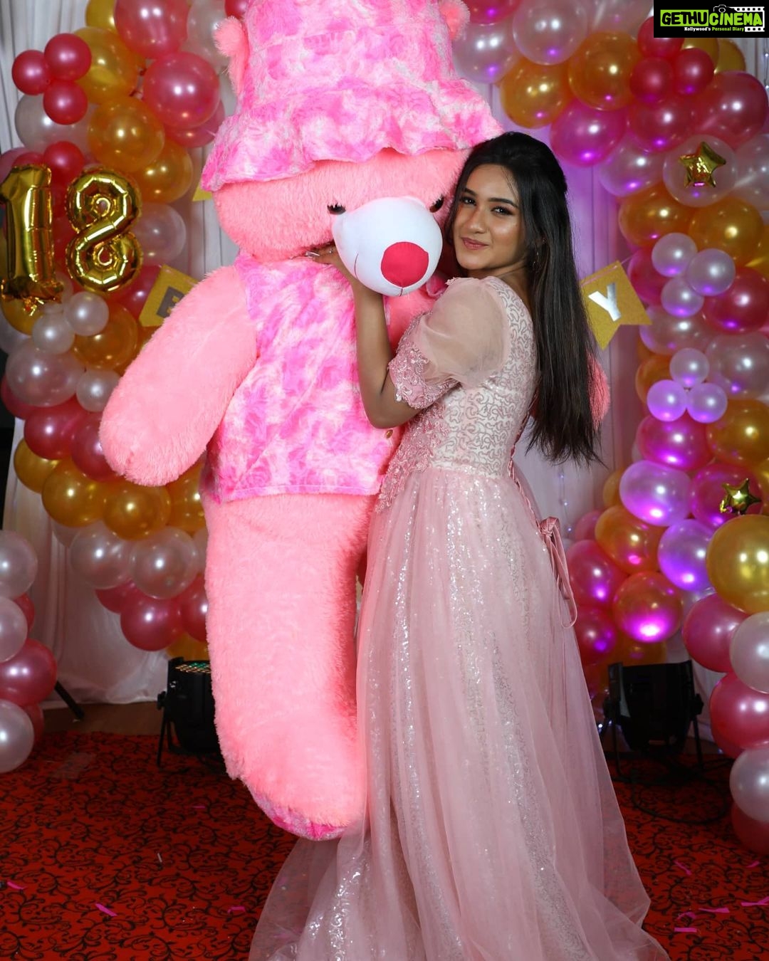 Raveena Daha Instagram - Birthday series 💖 . Mickey mouse cake from : @womanaboutcakes🐭❤️ . Makeup and hair : @nikvika_bridal_makeover 🥰😘 . Background decorations: @alana.eventplanners 🌺💖 . Costume : @usabridalstudio 😍 . Photography: @studiodk__ 🔥