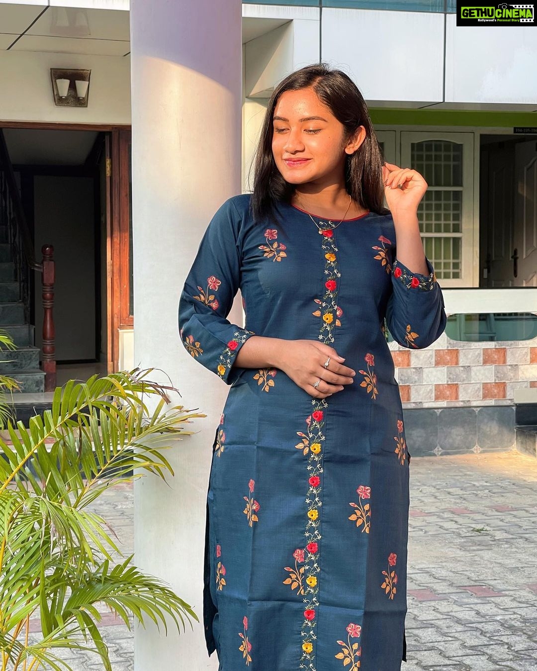 Raveena Daha Instagram - உனக்கே உயிரானேன் எந்நாளும் எனை நீ மறவாதே🦋🫶✨ Beautiful and comfy kurti set from @gv_trend_boutique 😍 #raveena #raveenadaha