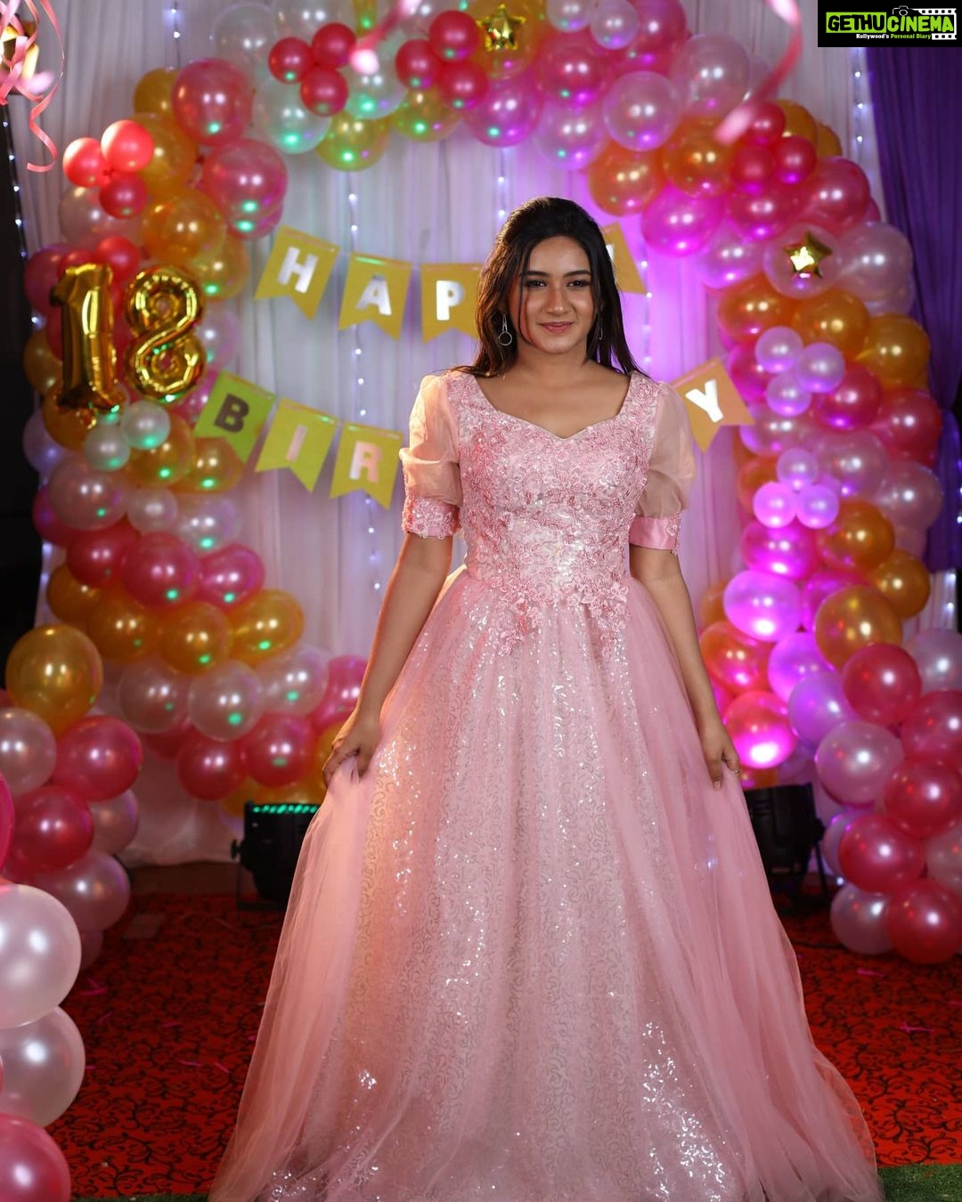 Raveena Daha Instagram - Birthday series 💖 . Mickey mouse cake from : @womanaboutcakes🐭❤️ . Makeup and hair : @nikvika_bridal_makeover 🥰😘 . Background decorations: @alana.eventplanners 🌺💖 . Costume : @usabridalstudio 😍 . Photography: @studiodk__ 🔥