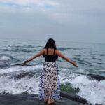 Raveena Daha Instagram - கடல் நீலம் மங்கும் நேரம்💙அலை வந்து தீண்டும் தூரம்🌊 மனம் சென்று மூழ்காதோ ஈரத்திலே 💙🌺 . Cute Tokyo frock from: @online_shopping_ware 💖 . #raveena #raveenadaha