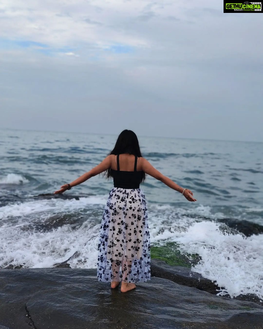 Raveena Daha Instagram - கடல் நீலம் மங்கும் நேரம்💙அலை வந்து தீண்டும் தூரம்🌊 மனம் சென்று மூழ்காதோ ஈரத்திலே 💙🌺 . Cute Tokyo frock from: @online_shopping_ware 💖 . #raveena #raveenadaha