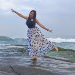 Raveena Daha Instagram - கடல் நீலம் மங்கும் நேரம்💙அலை வந்து தீண்டும் தூரம்🌊 மனம் சென்று மூழ்காதோ ஈரத்திலே 💙🌺 . Cute Tokyo frock from: @online_shopping_ware 💖 . #raveena #raveenadaha