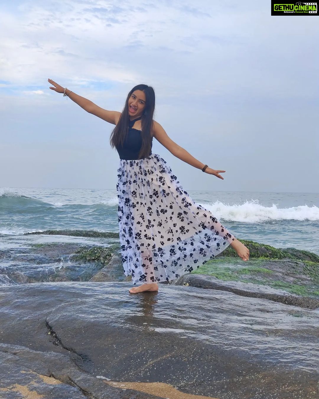 Raveena Daha Instagram - கடல் நீலம் மங்கும் நேரம்💙அலை வந்து தீண்டும் தூரம்🌊 மனம் சென்று மூழ்காதோ ஈரத்திலே 💙🌺 . Cute Tokyo frock from: @online_shopping_ware 💖 . #raveena #raveenadaha