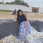 Raveena Daha Instagram - கடல் நீலம் மங்கும் நேரம்💙அலை வந்து தீண்டும் தூரம்🌊 மனம் சென்று மூழ்காதோ ஈரத்திலே 💙🌺 . Cute Tokyo frock from: @online_shopping_ware 💖 . #raveena #raveenadaha