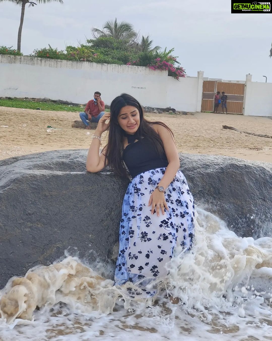 Raveena Daha Instagram - கடல் நீலம் மங்கும் நேரம்💙அலை வந்து தீண்டும் தூரம்🌊 மனம் சென்று மூழ்காதோ ஈரத்திலே 💙🌺 . Cute Tokyo frock from: @online_shopping_ware 💖 . #raveena #raveenadaha