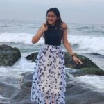 Raveena Daha Instagram - கடல் நீலம் மங்கும் நேரம்💙அலை வந்து தீண்டும் தூரம்🌊 மனம் சென்று மூழ்காதோ ஈரத்திலே 💙🌺 . Cute Tokyo frock from: @online_shopping_ware 💖 . #raveena #raveenadaha