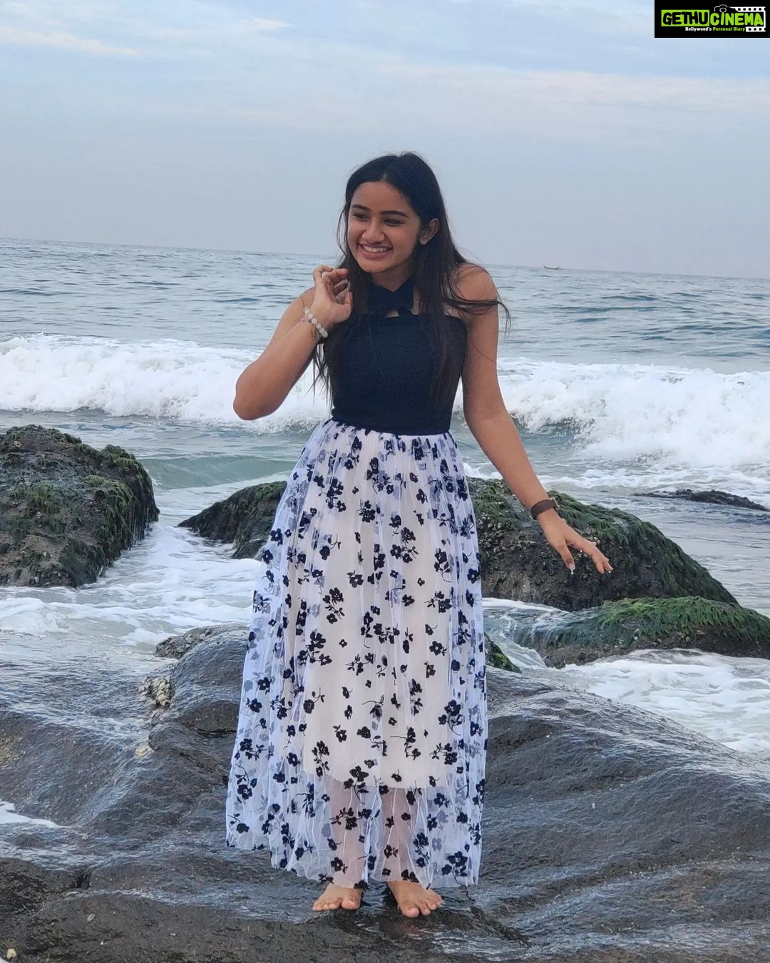 Raveena Daha Instagram - கடல் நீலம் மங்கும் நேரம்💙அலை வந்து தீண்டும் தூரம்🌊 மனம் சென்று மூழ்காதோ ஈரத்திலே 💙🌺 . Cute Tokyo frock from: @online_shopping_ware 💖 . #raveena #raveenadaha