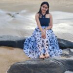 Raveena Daha Instagram - கடல் நீலம் மங்கும் நேரம்💙அலை வந்து தீண்டும் தூரம்🌊 மனம் சென்று மூழ்காதோ ஈரத்திலே 💙🌺 . Cute Tokyo frock from: @online_shopping_ware 💖 . #raveena #raveenadaha