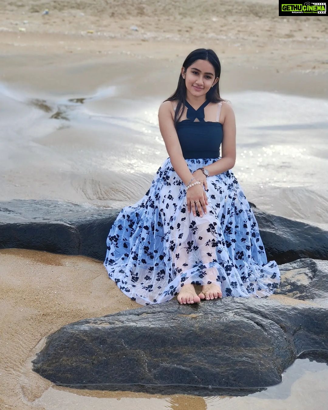 Raveena Daha Instagram - கடல் நீலம் மங்கும் நேரம்💙அலை வந்து தீண்டும் தூரம்🌊 மனம் சென்று மூழ்காதோ ஈரத்திலே 💙🌺 . Cute Tokyo frock from: @online_shopping_ware 💖 . #raveena #raveenadaha