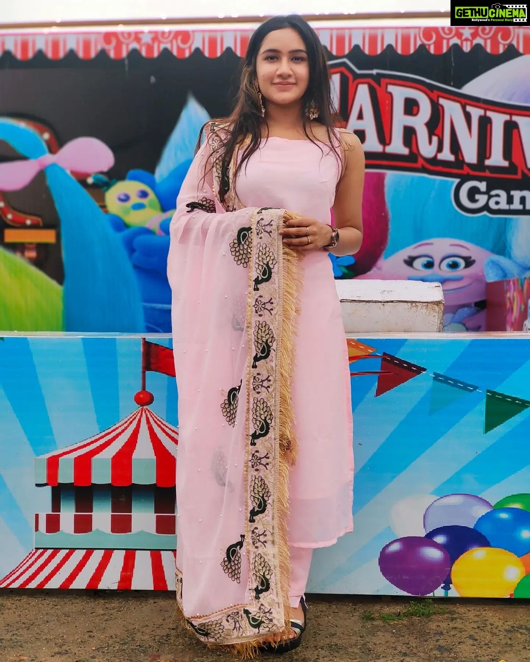 Raveena Daha Instagram - 🌺🌺🌺 . outfit from: @bhargav_dresses_collection 💖 . #raveena #raveenadaha