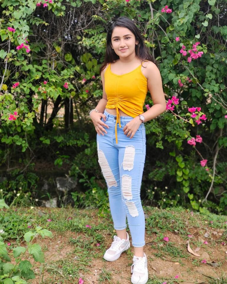 Raveena Daha Instagram - Happiness is a choice, nothing will make you Happy untill YOU CHOOSE to be happy ! 💯🤍 Cute top from : @ladies_corner_online_shop 😍 . #raveena #raveenadaha