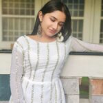 Raveena Daha Instagram - காதலுக்கு விலையில்லை எதை கொடுத்து நான் வாங்க? உள்ளங்கையில் அள்ளித்தர என்னை விட ஏதுமில்லை🤍🤍🤍🤍🤍 This beautiful elegant white kurti from @rr_collections16 😍 #raveena #raveenadaha