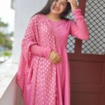 Raveena Daha Instagram - தூரத்தில் தோன்றிடும் மேகத்தை போலவே நான் உன்னை பார்க்கிறேன் அன்பே🥺💙 . Wearing this beautiful outfit from: @shine_make_shopping 💞 . #raveena #raveenadaha