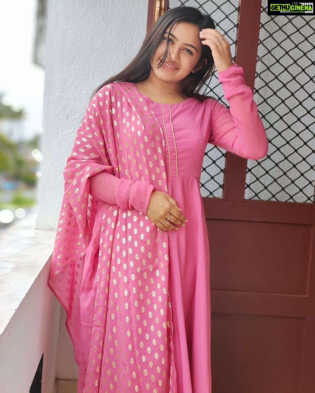 Raveena Daha Instagram - தூரத்தில் தோன்றிடும் மேகத்தை போலவே நான் உன்னை பார்க்கிறேன் அன்பே🥺💙 . Wearing this beautiful outfit from: @shine_make_shopping 💞 . #raveena #raveenadaha