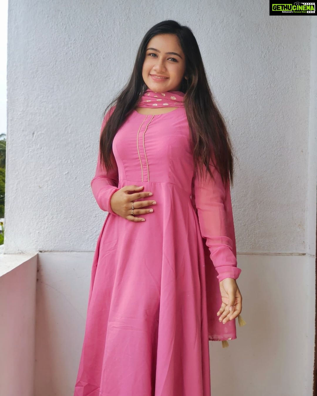 Raveena Daha Instagram - தூரத்தில் தோன்றிடும் மேகத்தை போலவே நான் உன்னை பார்க்கிறேன் அன்பே🥺💙 . Wearing this beautiful outfit from: @shine_make_shopping 💞 . #raveena #raveenadaha