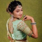 Raveena Daha Instagram - உடலுக்குள் எங்கே உயிர் உள்ளது என்பதும்' உயிருக்குள் காதல் எங்கு உள்ளது என்பதும் நினைத்தால் நினைத்தால் அதிசயமே🙈💙💙 ... . 💃- @usabridalstudio 💄-@alana_makeupstudio . 💍- @swarnaprabu . 📸- @shot_by_unique_one @mm_studios_candy_photography . #raveena #raveenadaha