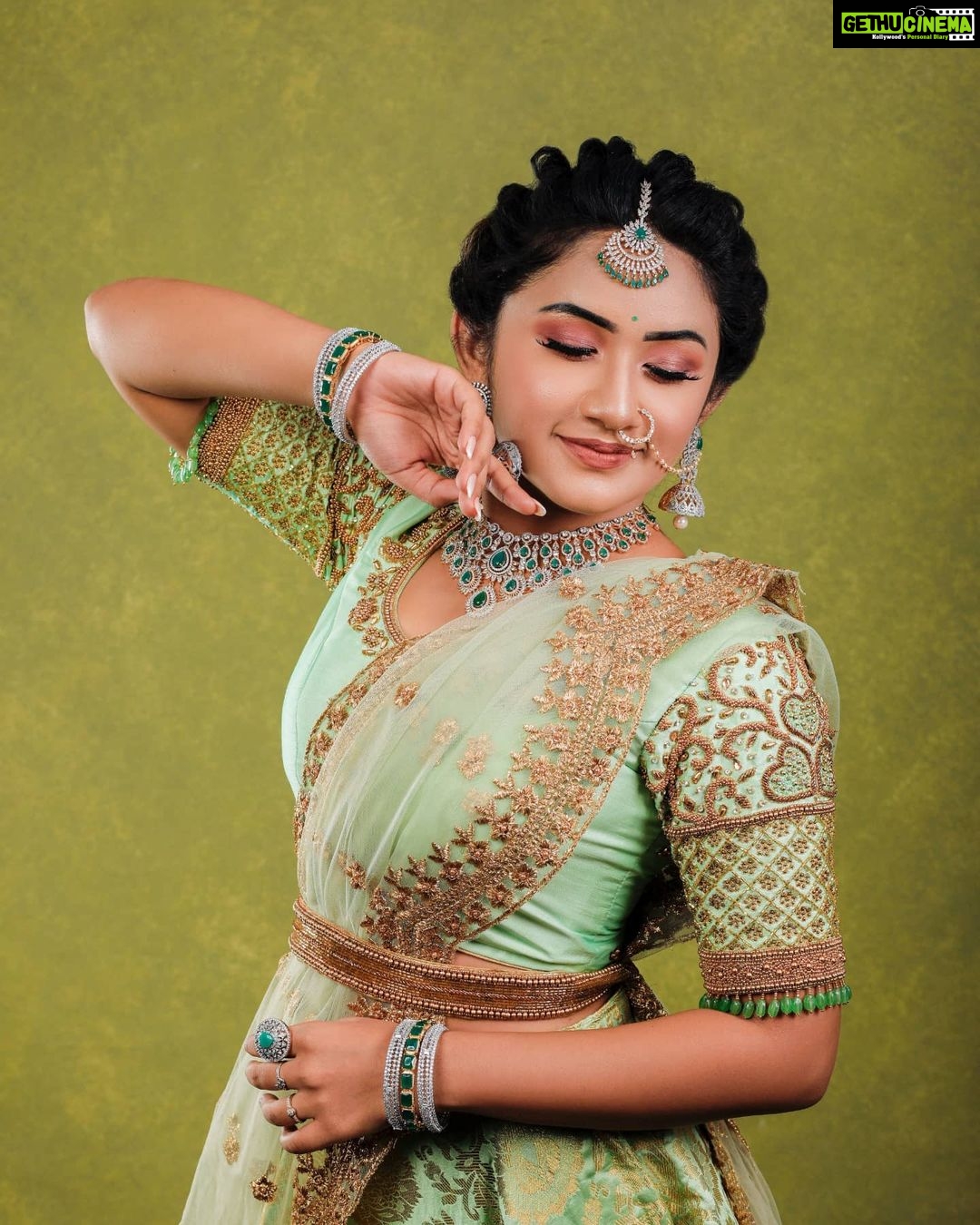 Raveena Daha Instagram - உடலுக்குள் எங்கே உயிர் உள்ளது என்பதும்' உயிருக்குள் காதல் எங்கு உள்ளது என்பதும் நினைத்தால் நினைத்தால் அதிசயமே🙈💙💙 ... . 💃- @usabridalstudio 💄-@alana_makeupstudio . 💍- @swarnaprabu . 📸- @shot_by_unique_one @mm_studios_candy_photography . #raveena #raveenadaha