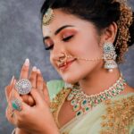 Raveena Daha Instagram - உடலுக்குள் எங்கே உயிர் உள்ளது என்பதும்' உயிருக்குள் காதல் எங்கு உள்ளது என்பதும் நினைத்தால் நினைத்தால் அதிசயமே🙈💙💙 ... . 💃- @usabridalstudio 💄-@alana_makeupstudio . 💍- @swarnaprabu . 📸- @shot_by_unique_one @mm_studios_candy_photography . #raveena #raveenadaha