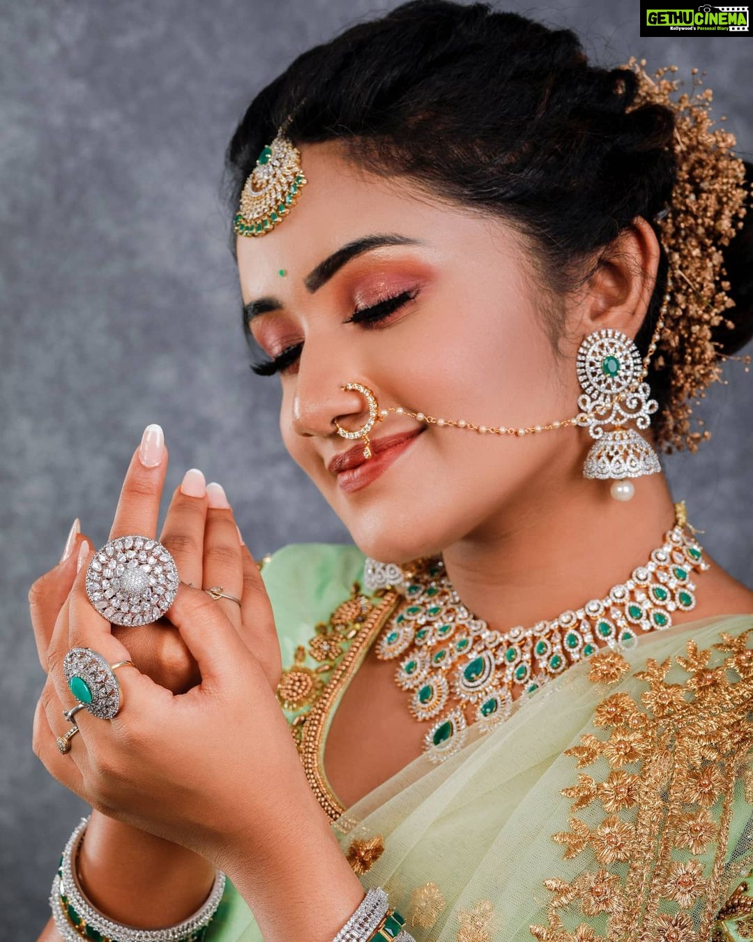 Raveena Daha Instagram - உடலுக்குள் எங்கே உயிர் உள்ளது என்பதும்' உயிருக்குள் காதல் எங்கு உள்ளது என்பதும் நினைத்தால் நினைத்தால் அதிசயமே🙈💙💙 ... . 💃- @usabridalstudio 💄-@alana_makeupstudio . 💍- @swarnaprabu . 📸- @shot_by_unique_one @mm_studios_candy_photography . #raveena #raveenadaha