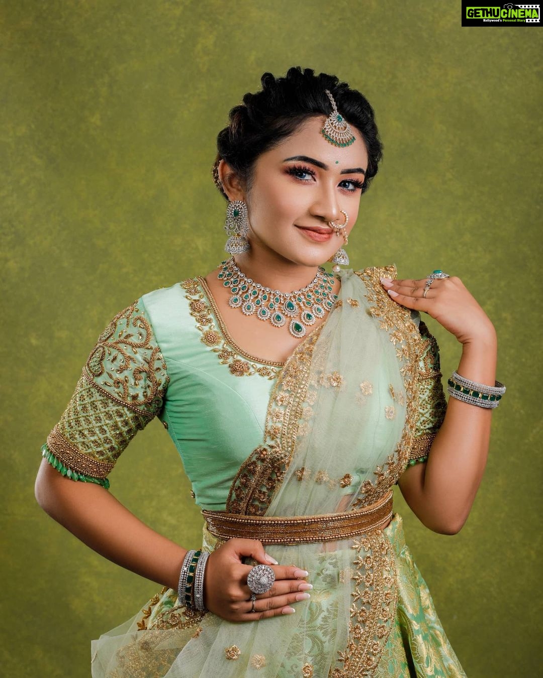 Raveena Daha Instagram - உடலுக்குள் எங்கே உயிர் உள்ளது என்பதும்' உயிருக்குள் காதல் எங்கு உள்ளது என்பதும் நினைத்தால் நினைத்தால் அதிசயமே🙈💙💙 ... . 💃- @usabridalstudio 💄-@alana_makeupstudio . 💍- @swarnaprabu . 📸- @shot_by_unique_one @mm_studios_candy_photography . #raveena #raveenadaha