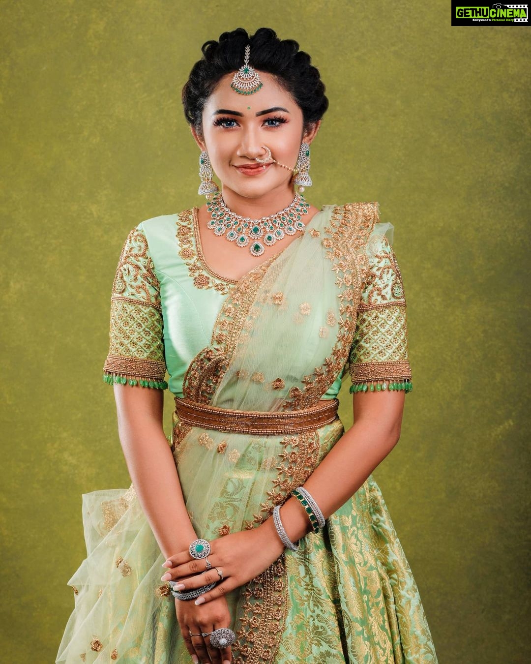 Raveena Daha Instagram - உடலுக்குள் எங்கே உயிர் உள்ளது என்பதும்' உயிருக்குள் காதல் எங்கு உள்ளது என்பதும் நினைத்தால் நினைத்தால் அதிசயமே🙈💙💙 ... . 💃- @usabridalstudio 💄-@alana_makeupstudio . 💍- @swarnaprabu . 📸- @shot_by_unique_one @mm_studios_candy_photography . #raveena #raveenadaha