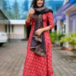 Raveena Daha Instagram - உனது ஞாபகம் மறையவில்லை😅 அதை மறைக்க என்னிடம் திறமை இல்லை🙈💙 . Lovely Kurti and dupatta set from: @essentials_cart_ 😍❤️ #raveena #raveenadaha