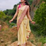 Raveena Daha Instagram - நேசிக்கும் காலம்தான் வீன் என ஆகுமா நினைவுகள் சேர்க்கிறேன் அன்பே 💙💞 . 6 yard of elegance from: @saras_boutique_2414 😍 #raveena #raveenadaha