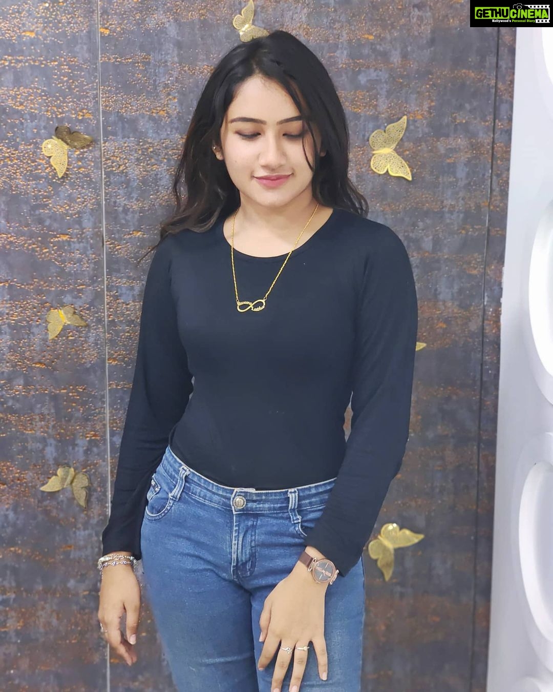 Raveena Daha Instagram - Love you to the infinity βΎοΈ and beyond π€π¦π . Chain from : @classichains π #raveena #raveenadaha