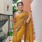 Raveena Daha Instagram - வெற்றுக் கல் நானடா, வெட்டும் உளி நீயடா😌அற்பப் பாறை என்னில் சிற்பம் செய்தாயடா🙈💙 . Beautiful saree from:@s.n.coll 😍🤩 . #raveena #raveenadaha