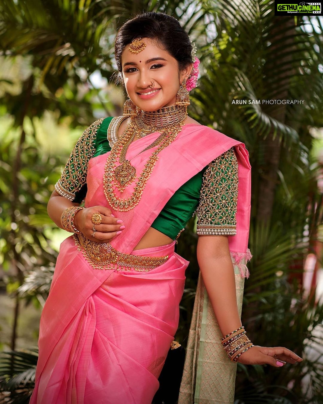 Raveena Daha Instagram - ஏதோ மாயம் செய்கிறாய் 💯💙🌈 . Jewellery: @new_ideas_fashions I truly am a fan of their jewellery collections 😍 . Makeupartist: @kohlssalonchennai She just created magic on my face 🤩 . Saree: @rikshi_fashions Lovely pink saree💗 . Blouse: @j2fashions They do have amazing collections of aari work blouses 😍 . Photo&video: @arunsamphotography Loved the frames !✨ . Location: @avmgardens #raveena #raveenadaha