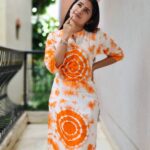 Raveena Daha Instagram - Tie n dye Kurti from : @shri_clothings__ 🌈 . பேசி போன வார்த்தைகள் எல்லாம் உனது பேச்சில் கலந்தே இருக்கும் உலகம் அழியும் உருவம் அழியுமா🥺💙 #raveena #raveenadaha