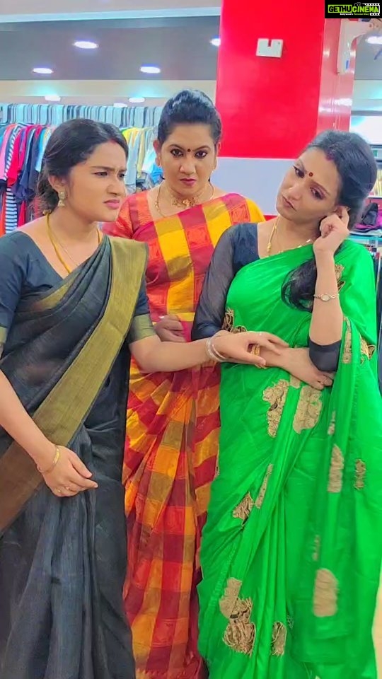 Raveena Daha Instagram - Naan suttu ( @divya.lallu )ivan saavanum nu ezhudhirukku nga( @anusree_avani )😂 #fun #shootingspot