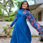 Raveena Daha Instagram - Anarkali gown with dupatta from: @anushashoppingzone 😍❤️ . இதயம் உருகித்தான் கரைந்து போவதை பாா்க்கிறேன், நான் பாா்க்கிறேன்.. இந்த நிமிடம் தான் இன்னும் தொடருமா கேட்கிறேன், உனை கேட்கிறேன்🥰💙 . #raveena #raveenadaha