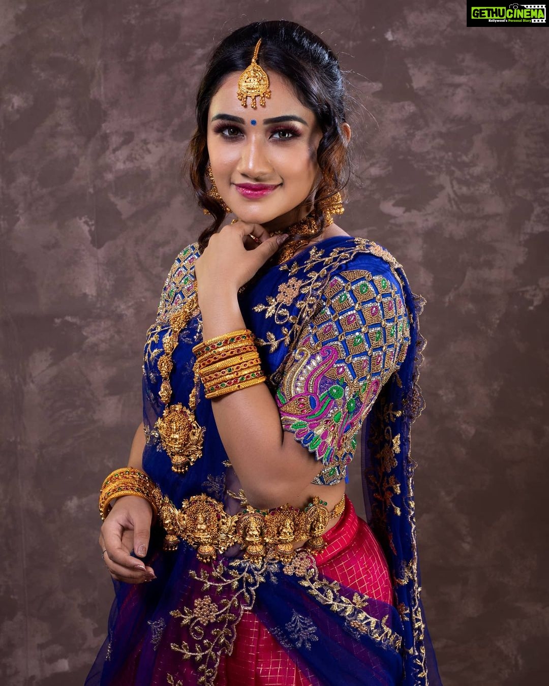 Raveena Daha Instagram - 1,2 or 3,4 ? 😍💙 MUA : @abarna_makeupartist . Hairstylist: @uthebridalstudio . Photography: @yazhphotography @classic__photography___ . Outfit: @nfc_navyathafashioncouture . Jewelry. @chennai_jazz .