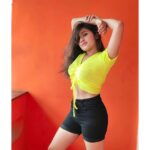 Raveena Daha Instagram - நிலவினை நம்பி இரவுகள் இல்லை... விளக்குகள் காட்டும் வெளிச்சத்தின் எல்லை💯🦋 Scrunch it up crop top from : @la_robe_fashion 😍