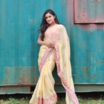 Raveena Daha Instagram - நேசிக்கும் காலம்தான் வீன் என ஆகுமா நினைவுகள் சேர்க்கிறேன் அன்பே 💙💞 . 6 yard of elegance from: @saras_boutique_2414 😍 #raveena #raveenadaha