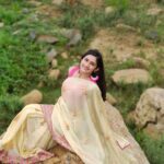 Raveena Daha Instagram - நேசிக்கும் காலம்தான் வீன் என ஆகுமா நினைவுகள் சேர்க்கிறேன் அன்பே 💙💞 . 6 yard of elegance from: @saras_boutique_2414 😍 #raveena #raveenadaha