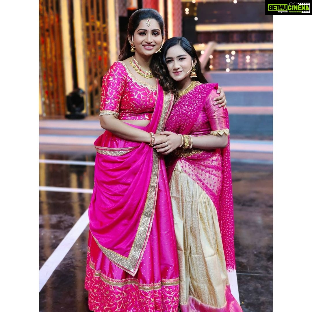 Raveena Daha Instagram - Watch Vinayagar chathurthi special show "Rani Maha rani " only on @vijaytelevision at 4 pm 😍 .. @the_real_sreenithi bujji papavum naanum oru dance um aadirukom 🤭 indha dora bujji dance ah marakaama paarunga !! 😌❤️ . Outfit from: @nfc_navyathafashioncouture 💞 Jewellery: @chennai_jazz Mua: @makeoverbymalini