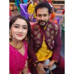 Raveena Daha Instagram - Watch Vinayagar chathurthi special show "Rani Maha rani " only on @vijaytelevision at 4 pm 😍 .. @the_real_sreenithi bujji papavum naanum oru dance um aadirukom 🤭 indha dora bujji dance ah marakaama paarunga !! 😌❤️ . Outfit from: @nfc_navyathafashioncouture 💞 Jewellery: @chennai_jazz Mua: @makeoverbymalini