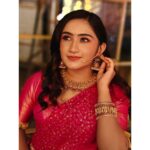 Raveena Daha Instagram - Watch Vinayagar chathurthi special show "Rani Maha rani " only on @vijaytelevision at 4 pm 😍 .. @the_real_sreenithi bujji papavum naanum oru dance um aadirukom 🤭 indha dora bujji dance ah marakaama paarunga !! 😌❤️ . Outfit from: @nfc_navyathafashioncouture 💞 Jewellery: @chennai_jazz Mua: @makeoverbymalini