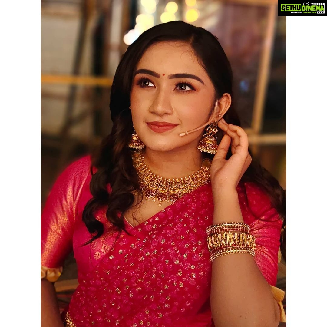 Raveena Daha Instagram - Watch Vinayagar chathurthi special show "Rani Maha rani " only on @vijaytelevision at 4 pm 😍 .. @the_real_sreenithi bujji papavum naanum oru dance um aadirukom 🤭 indha dora bujji dance ah marakaama paarunga !! 😌❤️ . Outfit from: @nfc_navyathafashioncouture 💞 Jewellery: @chennai_jazz Mua: @makeoverbymalini
