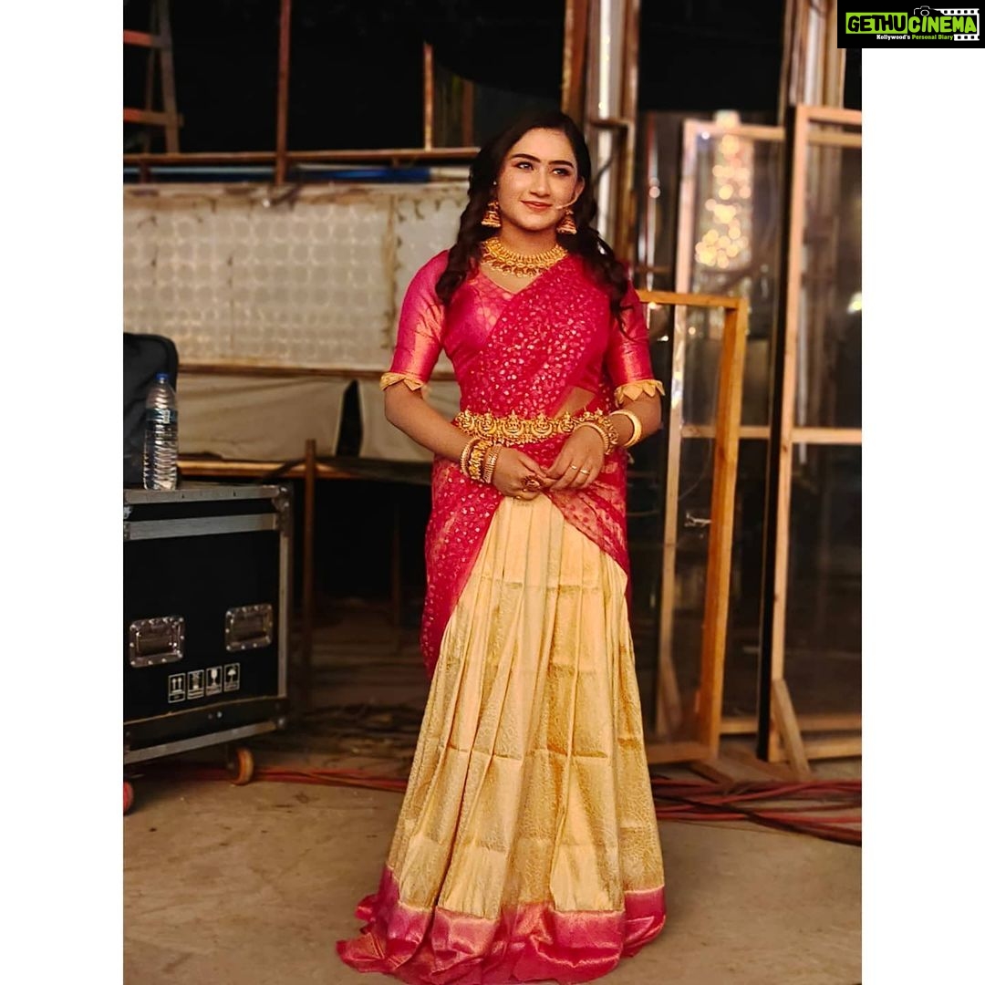 Raveena Daha Instagram - Watch Vinayagar chathurthi special show "Rani Maha rani " only on @vijaytelevision at 4 pm 😍 .. @the_real_sreenithi bujji papavum naanum oru dance um aadirukom 🤭 indha dora bujji dance ah marakaama paarunga !! 😌❤️ . Outfit from: @nfc_navyathafashioncouture 💞 Jewellery: @chennai_jazz Mua: @makeoverbymalini