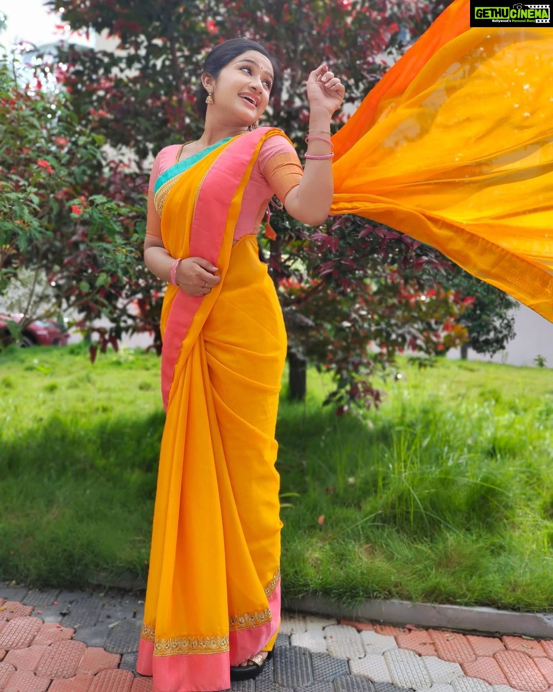 Raveena Daha Instagram - Happy Vinayagar chathurthi🐘❤️AND HAPPY 900K FAMILY TO US ! Thankioo soo muchh for the love and support .. very grateful 🙏 . Beautiful and comfy saree from : @priyasabareesan 😍 loved this saree very much ! . #raveena #raveenadaha