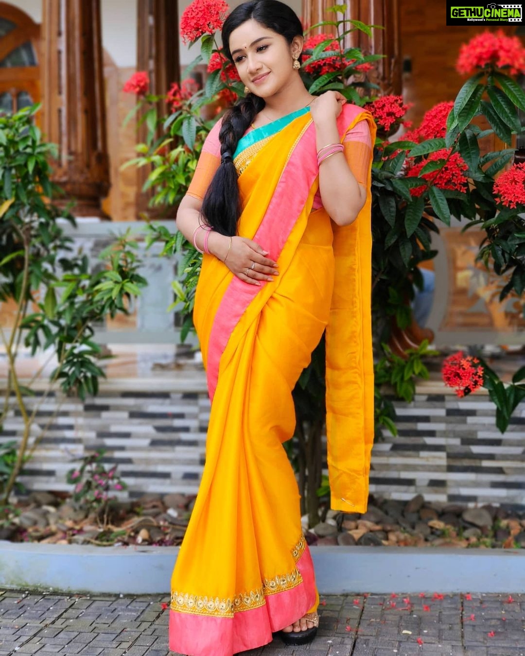 Raveena Daha Instagram - Happy Vinayagar chathurthi🐘❤️AND HAPPY 900K FAMILY TO US ! Thankioo soo muchh for the love and support .. very grateful 🙏 . Beautiful and comfy saree from : @priyasabareesan 😍 loved this saree very much ! . #raveena #raveenadaha