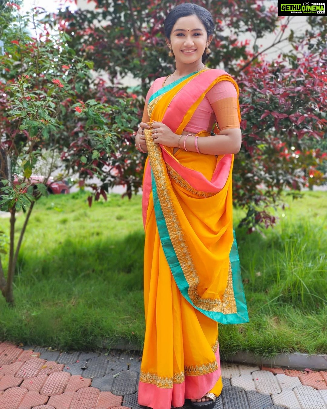 Raveena Daha Instagram - Happy Vinayagar chathurthi🐘❤️AND HAPPY 900K FAMILY TO US ! Thankioo soo muchh for the love and support .. very grateful 🙏 . Beautiful and comfy saree from : @priyasabareesan 😍 loved this saree very much ! . #raveena #raveenadaha