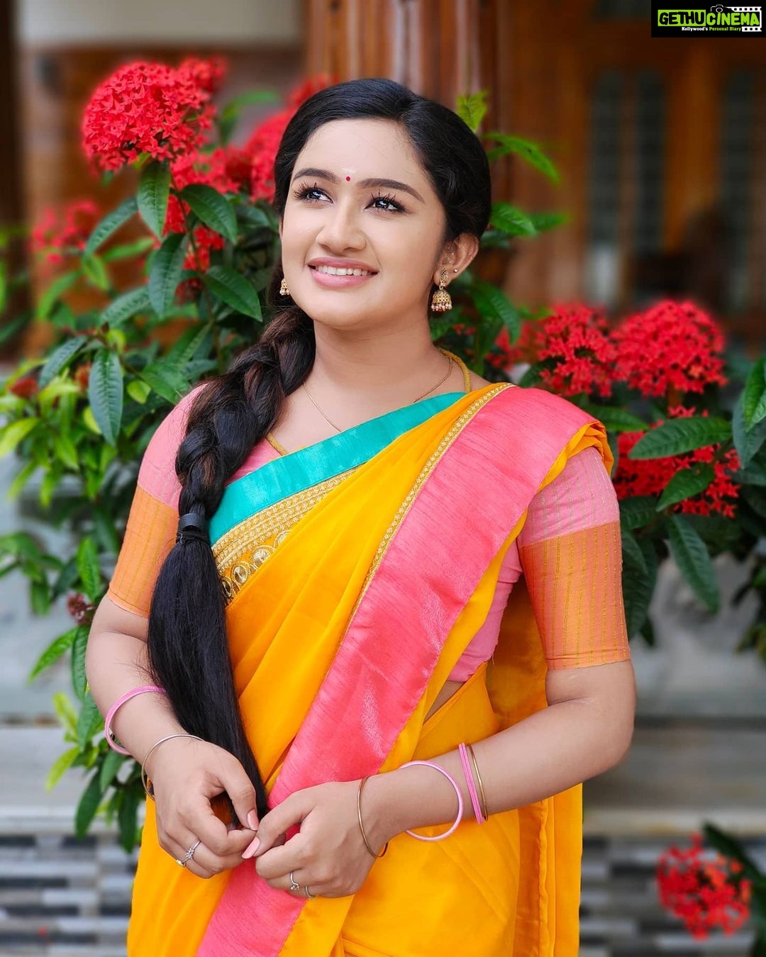 Raveena Daha Instagram - Happy Vinayagar chathurthi🐘❤️AND HAPPY 900K FAMILY TO US ! Thankioo soo muchh for the love and support .. very grateful 🙏 . Beautiful and comfy saree from : @priyasabareesan 😍 loved this saree very much ! . #raveena #raveenadaha