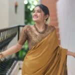 Raveena Daha Instagram - வெற்றுக் கல் நானடா, வெட்டும் உளி நீயடா😌அற்பப் பாறை என்னில் சிற்பம் செய்தாயடா🙈💙 . Beautiful saree from:@s.n.coll 😍🤩 . #raveena #raveenadaha