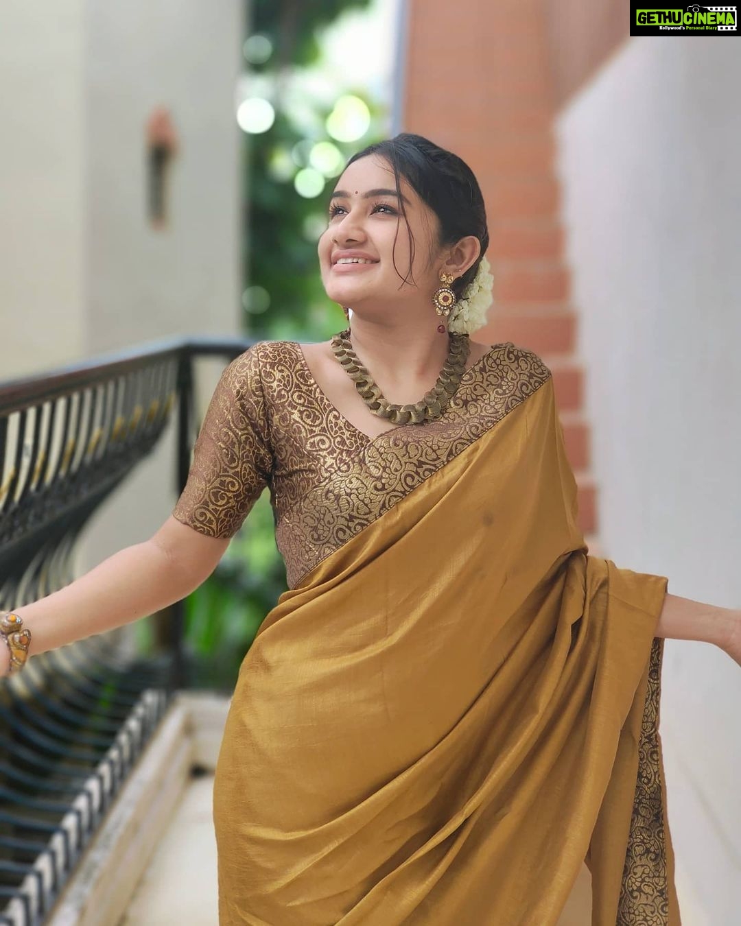 Raveena Daha Instagram - வெற்றுக் கல் நானடா, வெட்டும் உளி நீயடா😌அற்பப் பாறை என்னில் சிற்பம் செய்தாயடா🙈💙 . Beautiful saree from:@s.n.coll 😍🤩 . #raveena #raveenadaha